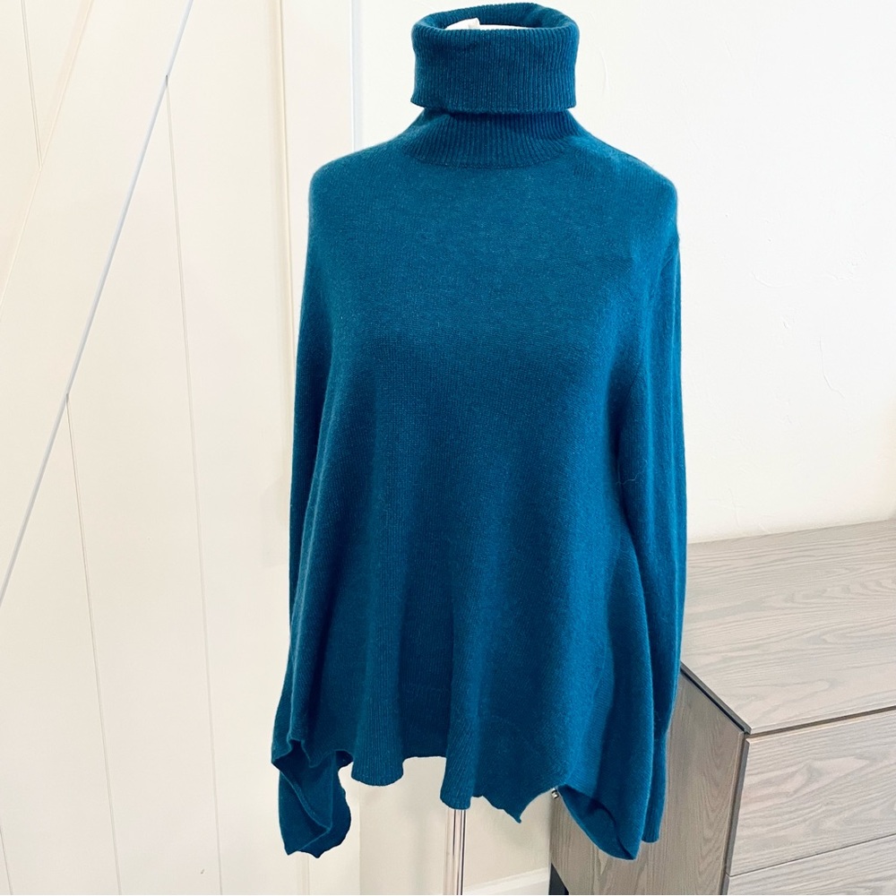 360 CASHMERE Carmen Turtleneck‎ Sharkbite Hem
Cashmere Sweater S